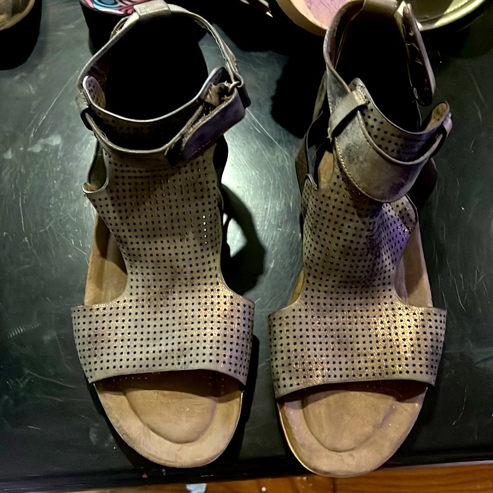Pierre Dumas slight Wedge Sandles size 10 pewter gold